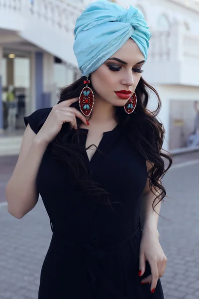 Mulher sensual vestindo elegante vestido preto e turbante de seda — Fotografia de Stock