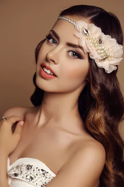 Schönes junges Mädchen mit dunklen Haaren mit Blume Stirnband — Stockfoto