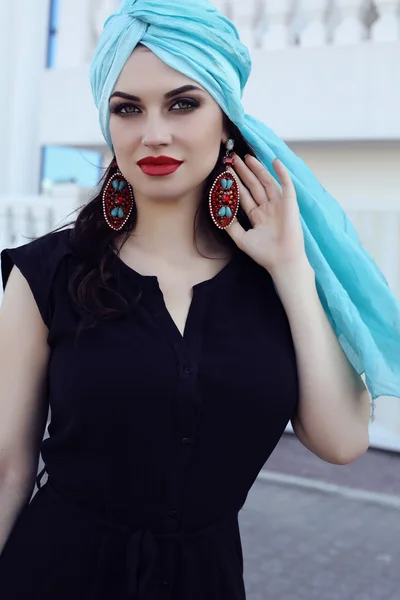 Zmysłowe kobiety sobie elegancki czarny strój i jedwab turban — Zdjęcie stockowe