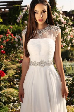 zarif gelinlik siyah saçlı güzel gelin  