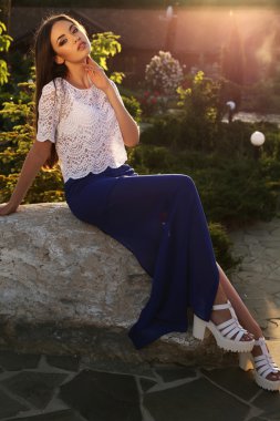 zarif kıyafetlerle koyu saçlı güzel kız 