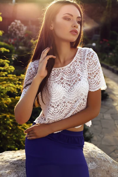 Schönes Mädchen mit dunklen Haaren in eleganter Kleidung — Stockfoto