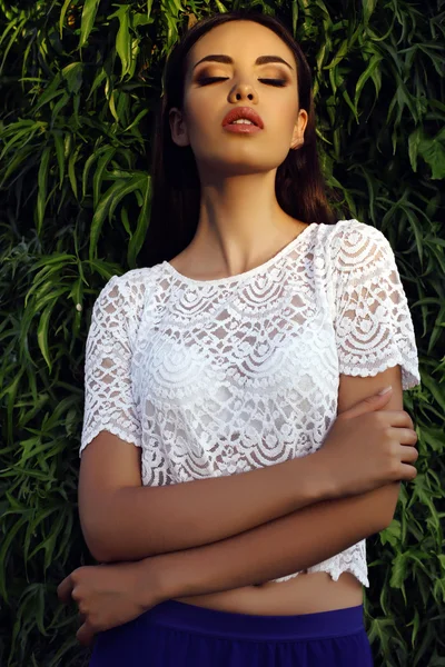 Menina bonita com cabelo escuro vestindo roupas elegantes — Fotografia de Stock