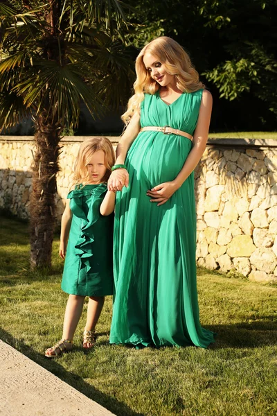 Like mother like daughter. beautiful pregnant woman with her child — Stock Photo, Image