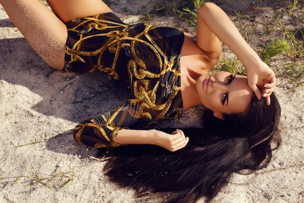 Bela mulher sensual com cabelo escuro vestindo maiô elegante — Fotografia de Stock