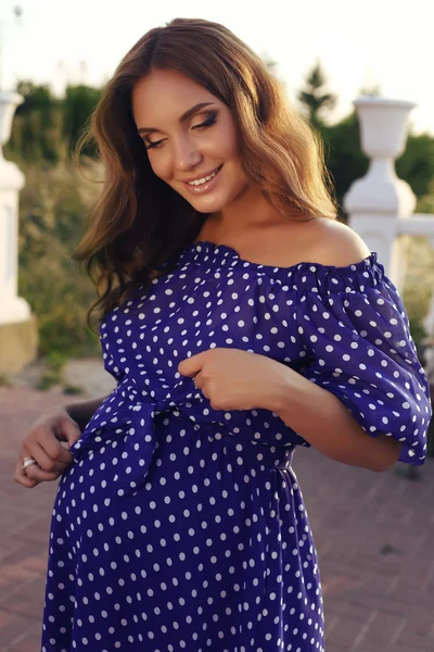 Beautiful pregnant woman  in elegant dress posing at summer park — Stock Photo, Image