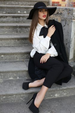  zarif kıyafetlerle koyu saçlı güzel Bayan 