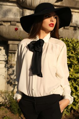  zarif kıyafetlerle koyu saçlı güzel Bayan 