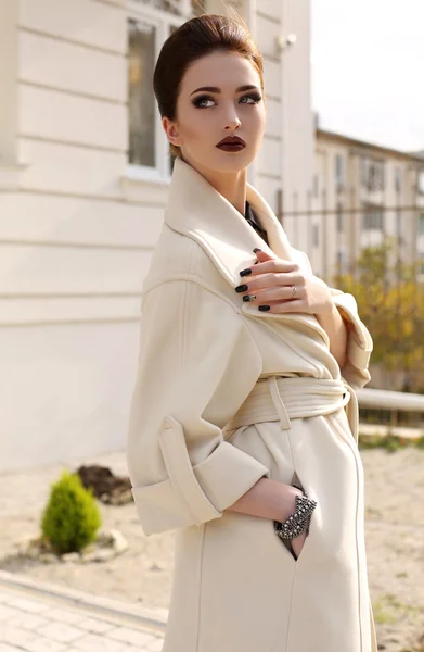 Schöne Frau mit dunklen Haaren im eleganten beigen Mantel — Stockfoto