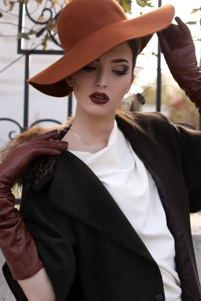 Красивая женщина в элегантном пальто, перчатках и войлочной шляпе — стоковое фото