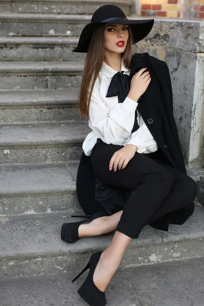 Bela senhora com cabelo escuro vestindo roupas elegantes — Fotografia de Stock