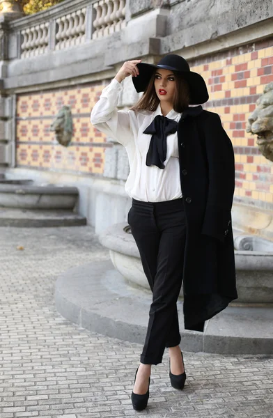 Vacker dam med mörkt hår iklädd eleganta kläder — Stockfoto