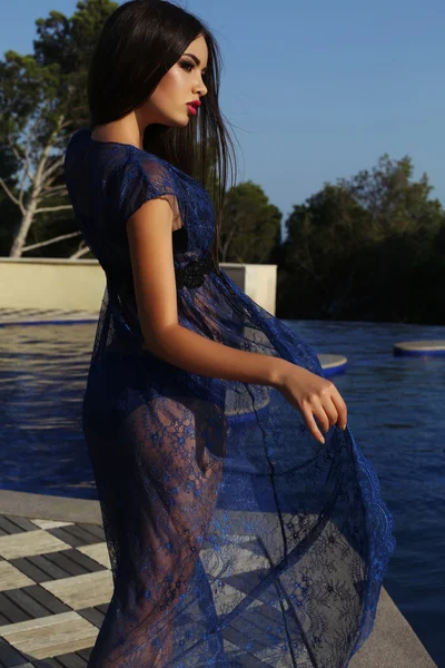 Mujer con el pelo oscuro usando bikini elegante y túnica de encaje — Foto de Stock