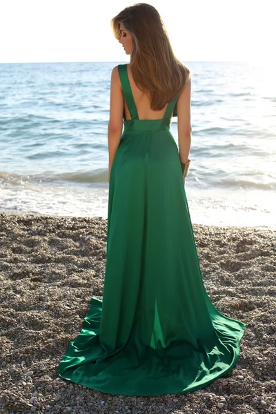 Hermosa chica con cabello rubio lleva lujoso vestido verde — Foto de Stock