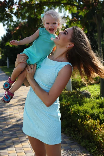 Wunderschöne Mutter hat Spaß mit ihrer süßen kleinen Tochter — Stockfoto