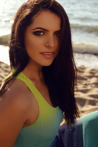 Beautiful girl in elegant dress relaxing on summer beach — Stockfoto