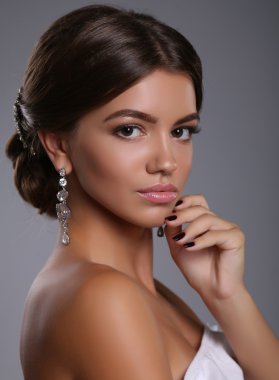 bijou ile koyu saçlı güzel tabaklanmış kız