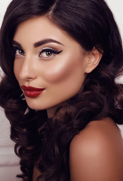 Sexig tjej med mörkt hår och kvällen makeup med bijou — Stockfoto