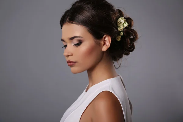 Beautiful girl with evening makeup and elegant hairstyle — Stockfoto