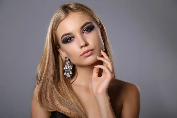 Fată frumoasă cu păr blond și machiaj de seară cu bijou — Fotografie, imagine de stoc