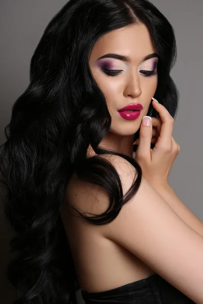 Schöne sinnliche Frau mit dunklen Haaren mit abendlichem Make-up — Stockfoto
