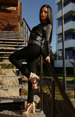 uzun siyah saçlı şehvetli kadın zarif giysiler giyiyor