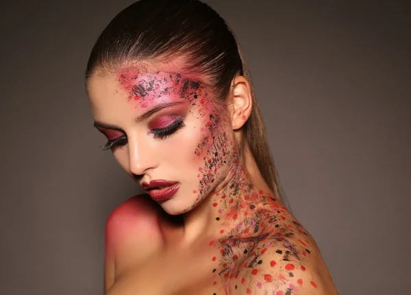Mooi meisje met donker haar extravagante Halloween Make-up — Stockfoto