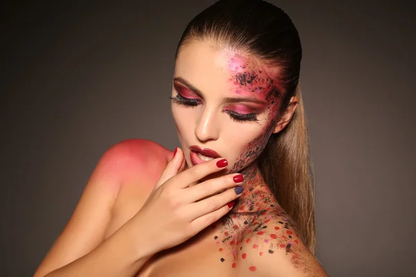 Mooi meisje met donker haar extravagante Halloween Make-up — Stockfoto