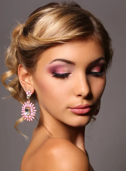 Belle jeune femme avec coiffure élégante et bijou — Photo