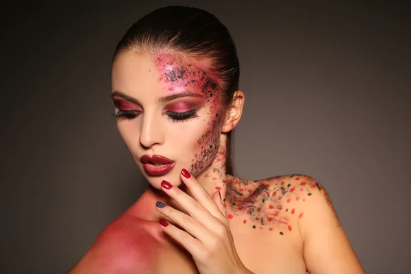 Mooi meisje met donker haar extravagante Halloween Make-up — Stockfoto