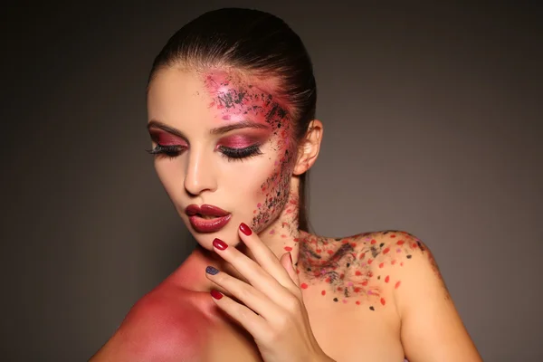 Menina bonita com cabelo escuro com maquiagem extravagante Halloween — Fotografia de Stock