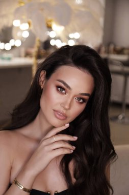 Stüdyoda poz veren siyah saçlı güzel bir kadının moda fotoğrafı.