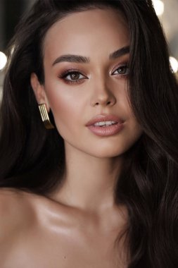 Stüdyoda poz veren siyah saçlı güzel bir kadının moda fotoğrafı.