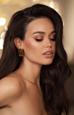 Stüdyoda poz veren siyah saçlı güzel bir kadının moda fotoğrafı.