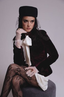 Güzel, seksi Slav bir kadının moda fotoğrafı. Koyu renk saçlı, lüks elbiseli, mücevherli.