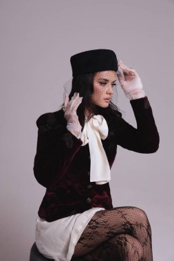 Güzel, seksi Slav bir kadının moda fotoğrafı. Koyu renk saçlı, lüks elbiseli, mücevherli.