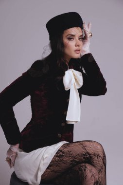 Güzel, seksi Slav bir kadının moda fotoğrafı. Koyu renk saçlı, lüks elbiseli, mücevherli.