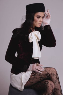 Güzel, seksi Slav bir kadının moda fotoğrafı. Koyu renk saçlı, lüks elbiseli, mücevherli.