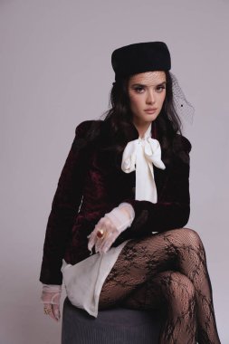 Güzel, seksi Slav bir kadının moda fotoğrafı. Koyu renk saçlı, lüks elbiseli, mücevherli.