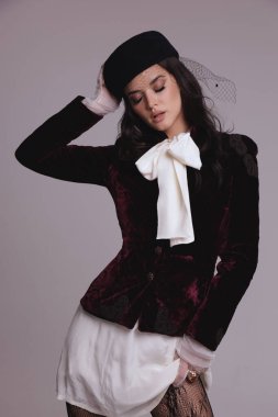 Güzel, seksi Slav bir kadının moda fotoğrafı. Koyu renk saçlı, lüks elbiseli, mücevherli.