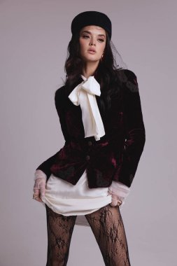 Güzel, seksi Slav bir kadının moda fotoğrafı. Koyu renk saçlı, lüks elbiseli, mücevherli.