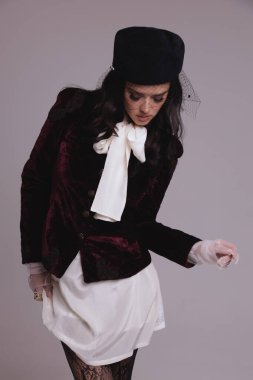 Güzel, seksi Slav bir kadının moda fotoğrafı. Koyu renk saçlı, lüks elbiseli, mücevherli.