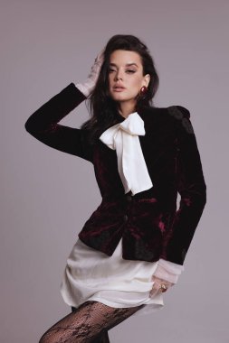 Güzel, seksi Slav bir kadının moda fotoğrafı. Koyu renk saçlı, lüks elbiseli, mücevherli.