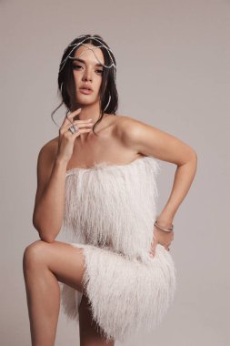 Güzel, siyah saçlı, takı ve saç aksesuarlarıyla süslü güzel bir Slav kadının moda fotoğrafı.