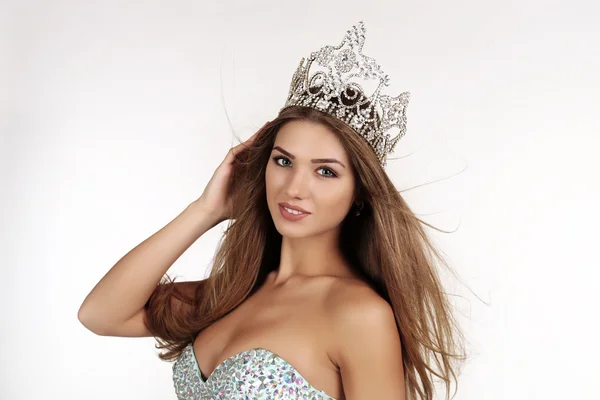 Beautiful girl with long hair wears luxurious dress and crown — ストック写真