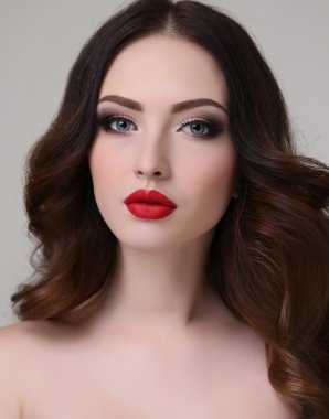 akşam makyaj ve lüks siyah saçlı olan kadın