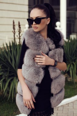 uzun siyah saçlı güzel kadın lüks kürk manto giyer