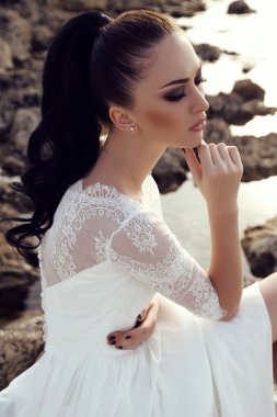 lüks dantel gelinlik uzun siyah saçlı genç kadın