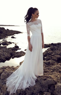 lüks dantel gelinlik uzun siyah saçlı genç kadın