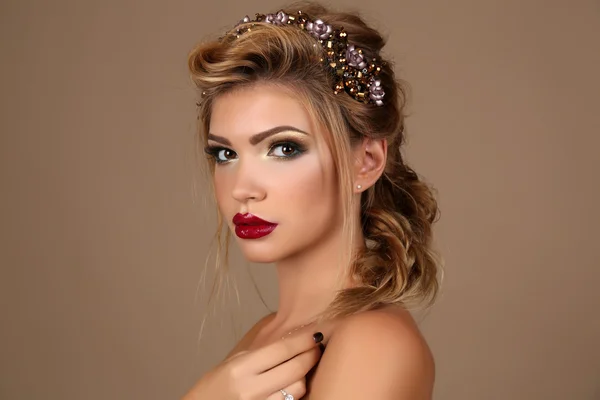 Young woman with dark hair with bright makeup and luxurious headband — Stock Photo, Image